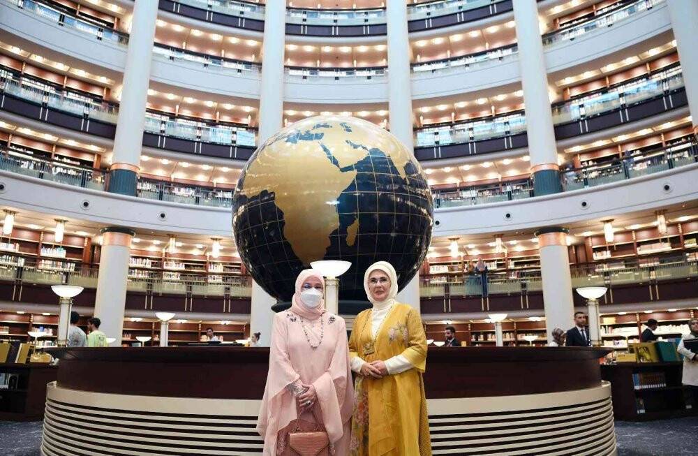 Emine Erdoğan ve Malezya Kraliçesi Azizah’tan Millet Kütüphanesi’ne ziyaret