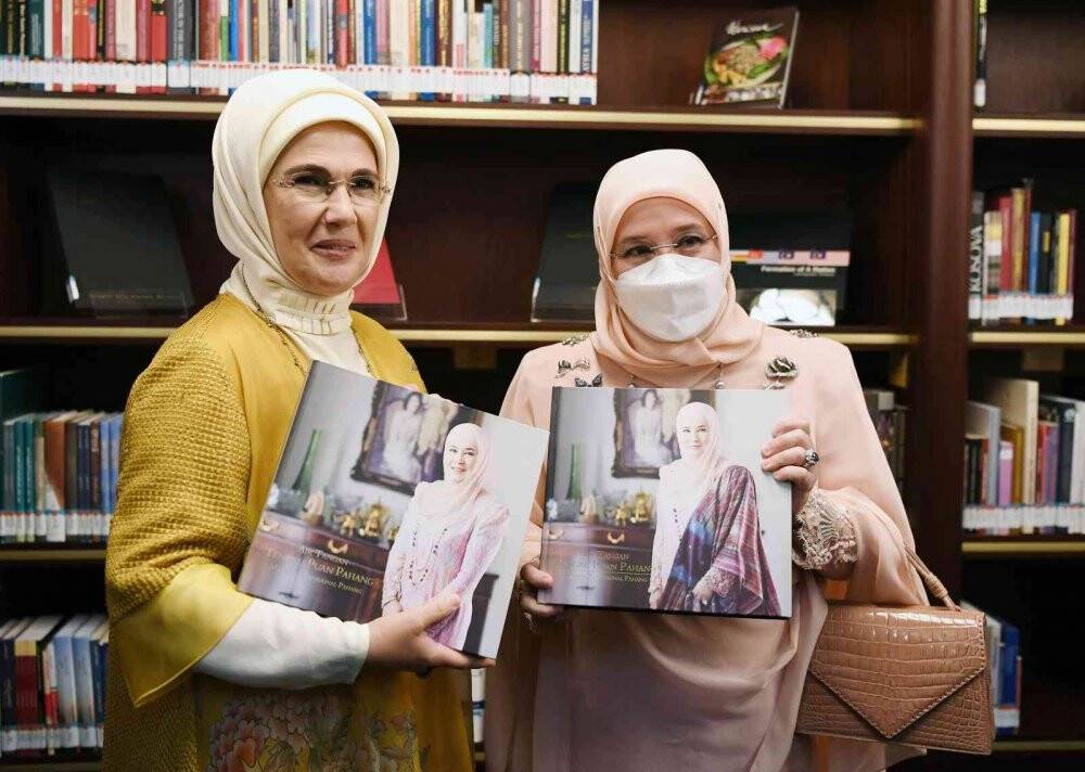 Emine Erdoğan ve Malezya Kraliçesi Azizah’tan Millet Kütüphanesi’ne ziyaret