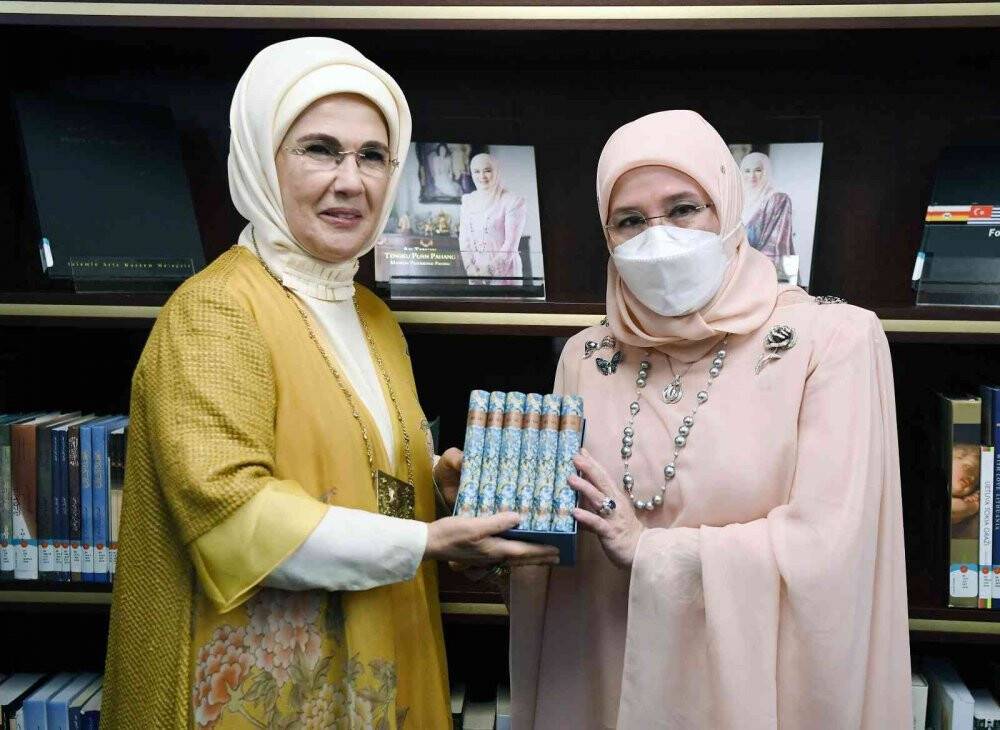 Emine Erdoğan ve Malezya Kraliçesi Azizah’tan Millet Kütüphanesi’ne ziyaret
