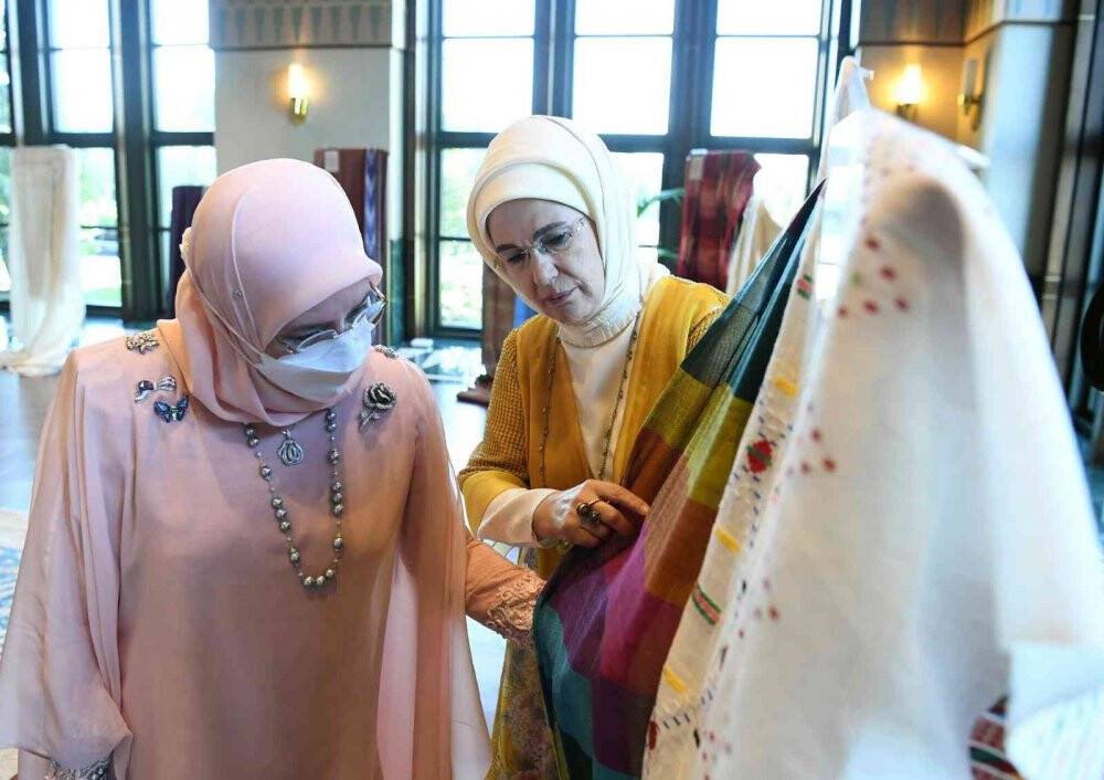 Emine Erdoğan ve Malezya Kraliçesi Azizah’tan Millet Kütüphanesi’ne ziyaret