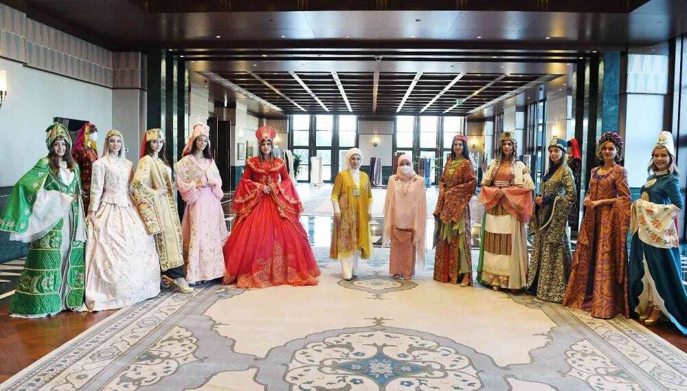 Emine Erdoğan ve Malezya Kraliçesi Azizah’tan Millet Kütüphanesi’ne ziyaret