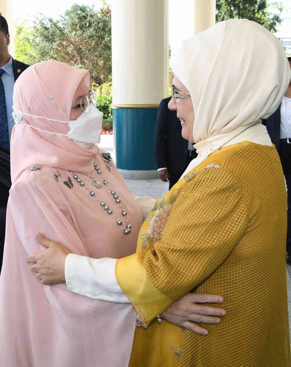 Emine Erdoğan ve Malezya Kraliçesi Azizah’tan Millet Kütüphanesi’ne ziyaret
