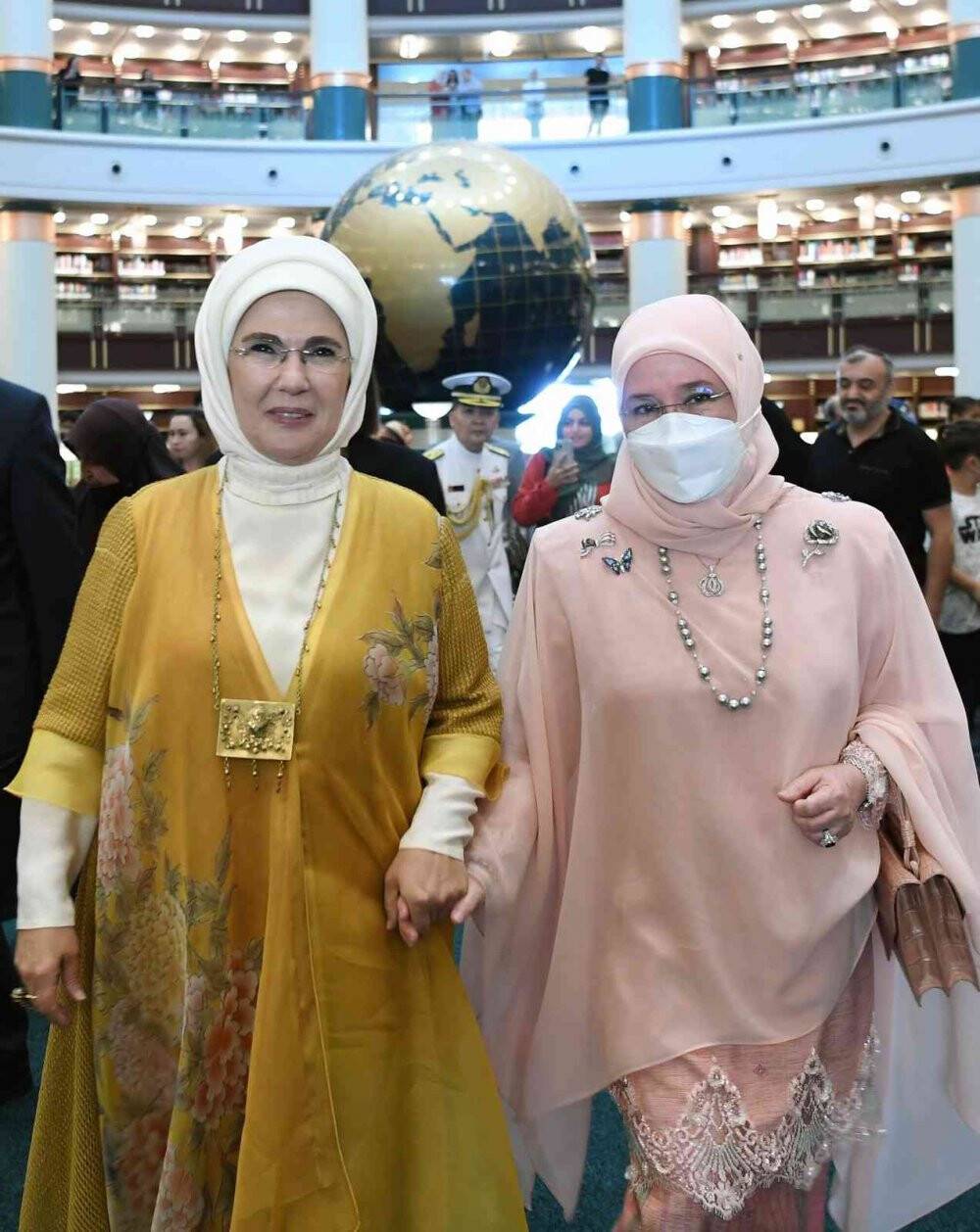 Emine Erdoğan ve Malezya Kraliçesi Azizah’tan Millet Kütüphanesi’ne ziyaret