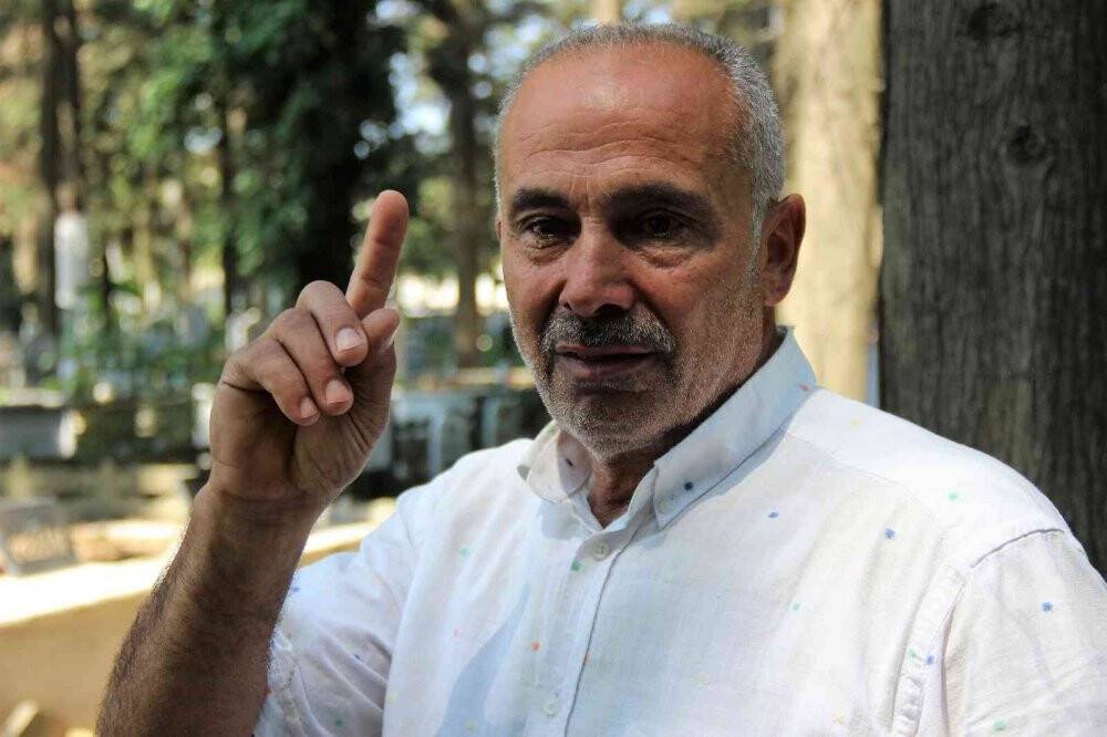 Mezarlıkta kahreden kare