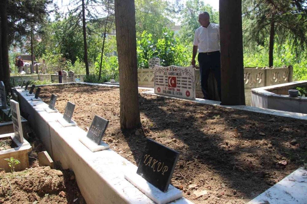 Mezarlıkta kahreden kare