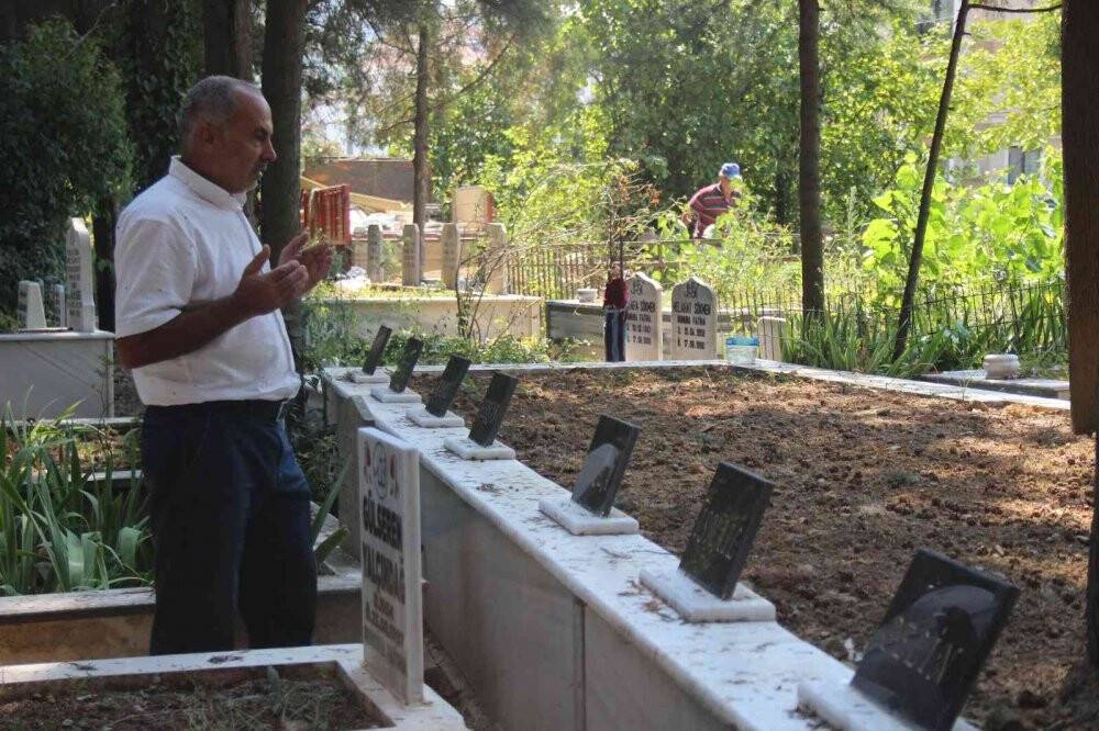 Mezarlıkta kahreden kare