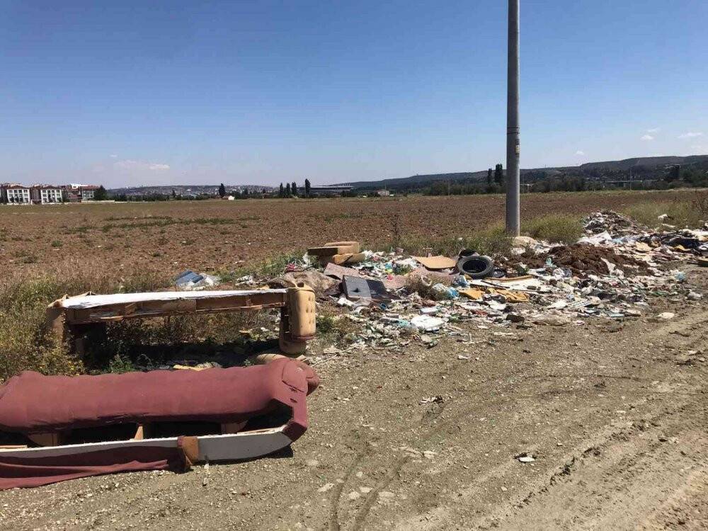 Tarlaları hiçe sayarak çöplerini bıraktılar