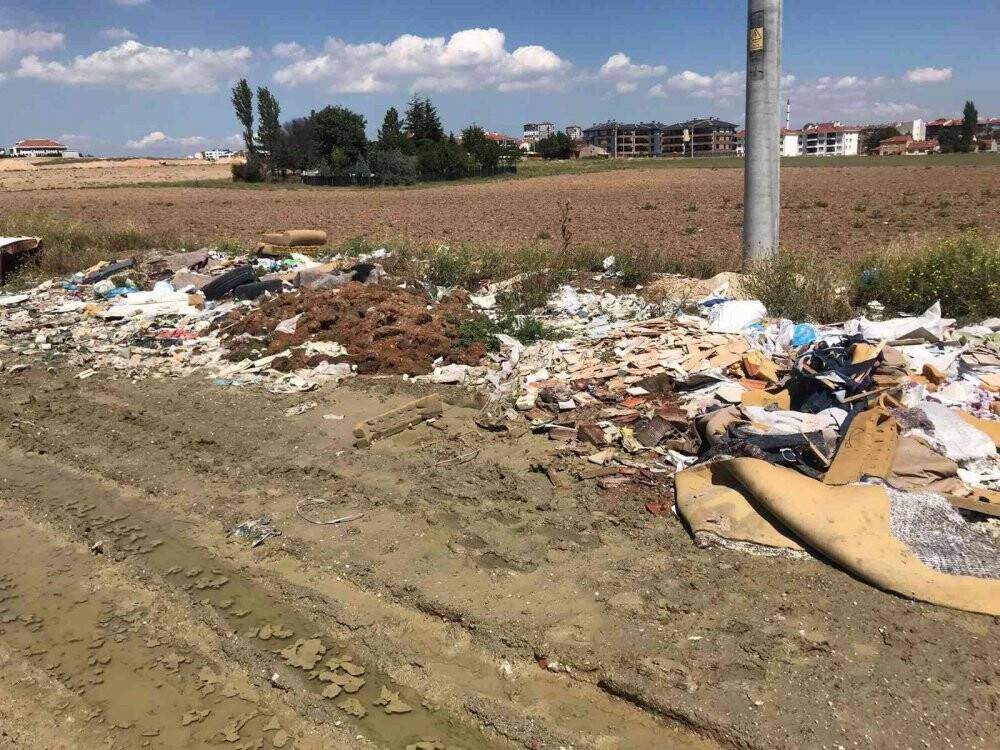 Tarlaları hiçe sayarak çöplerini bıraktılar