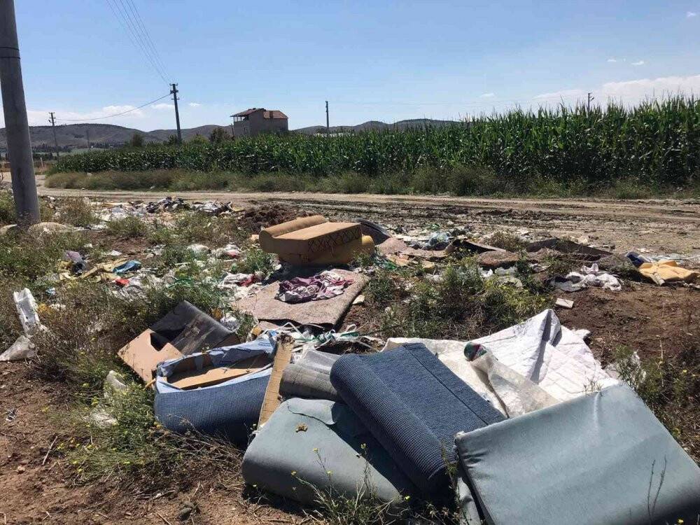 Tarlaları hiçe sayarak çöplerini bıraktılar
