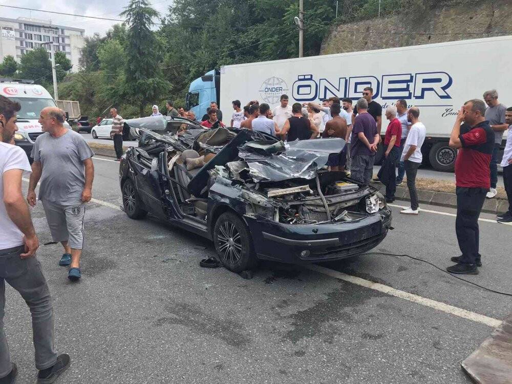 Tıra arkadan çarpan otomobilin tavanı kağıt gibi yırtıldı: 6 yaralı