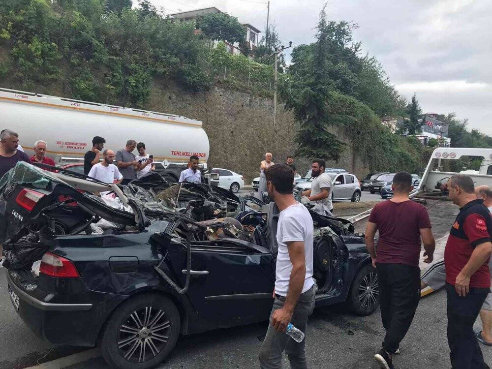 Tıra arkadan çarpan otomobilin tavanı kağıt gibi yırtıldı: 6 yaralı