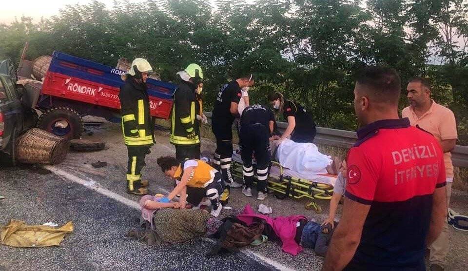 Traktörle kamyonet çarpıştı:11 yaralı