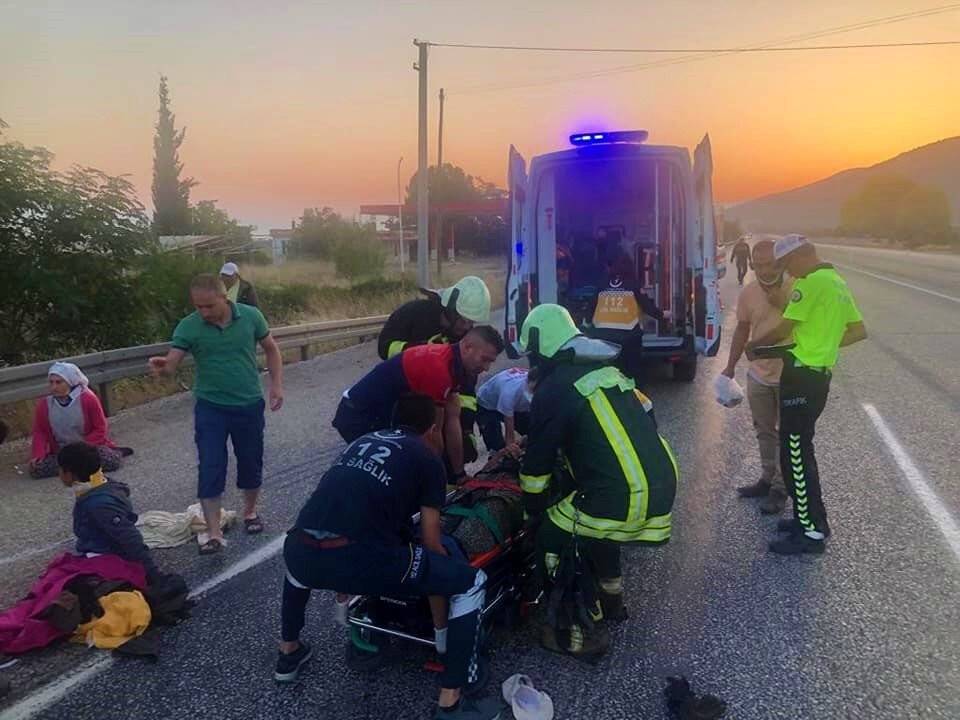 Traktörle kamyonet çarpıştı:11 yaralı