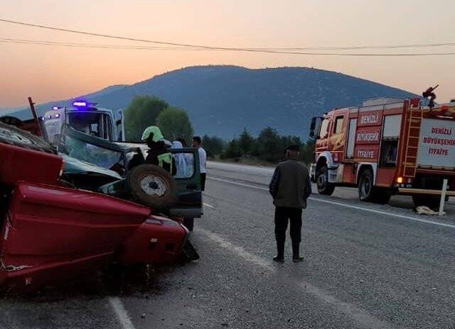 Traktörle kamyonet çarpıştı:11 yaralı