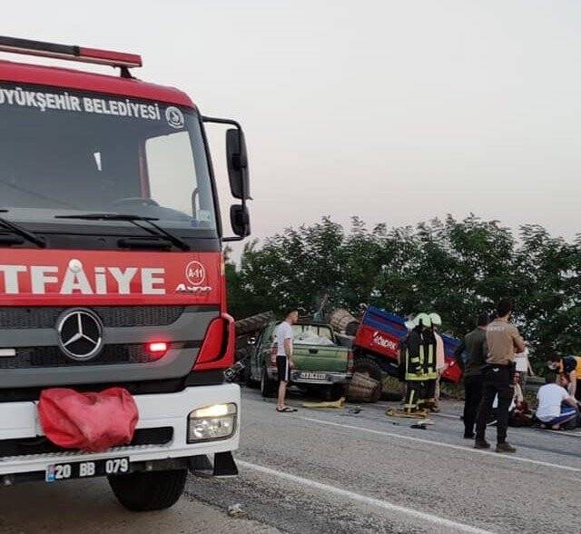 Traktörle kamyonet çarpıştı:11 yaralı