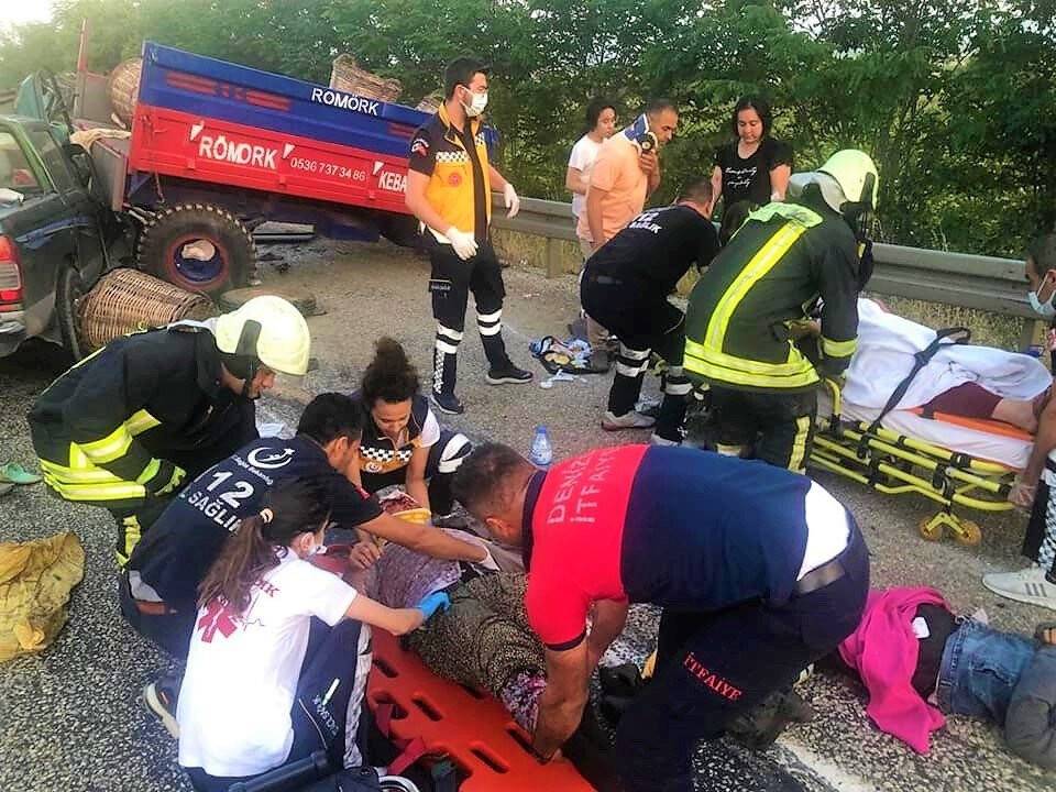 Traktörle kamyonet çarpıştı:11 yaralı