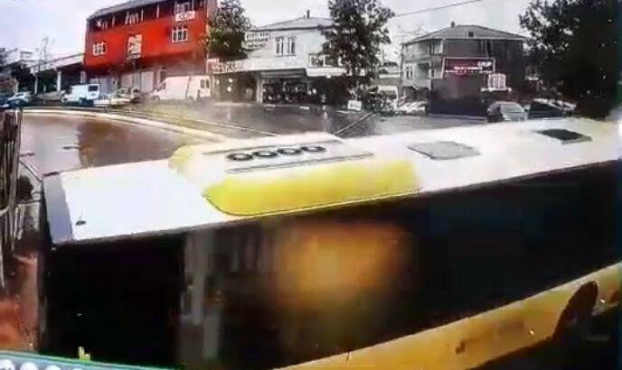 Yolcu dolu İETT otobüsü kayarak kaldırıma çıktı