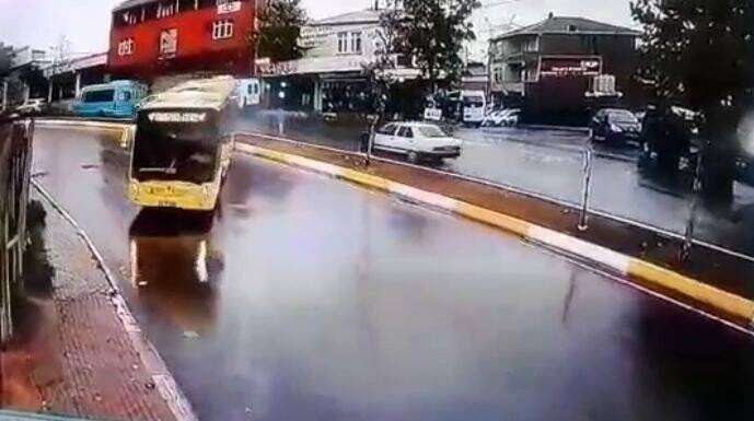 Yolcu dolu İETT otobüsü kayarak kaldırıma çıktı