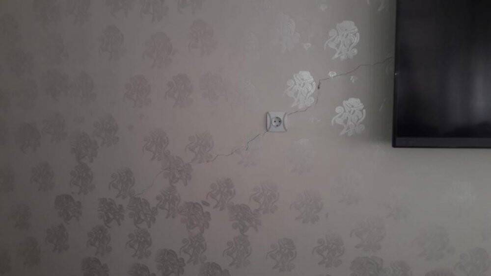 Elazığ’daki depremde bazı binalarda çatlaklar oluştu