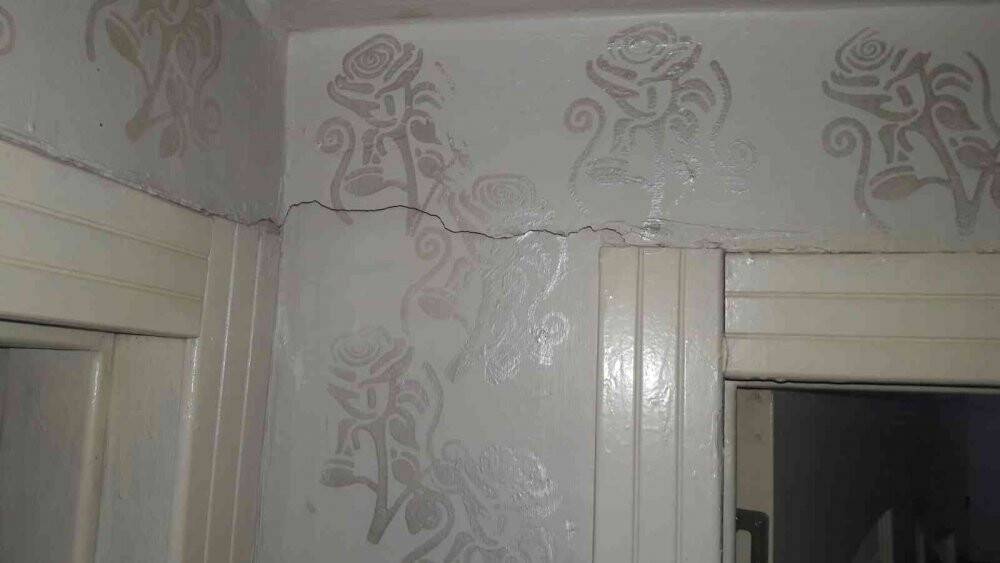 Elazığ’daki depremde bazı binalarda çatlaklar oluştu