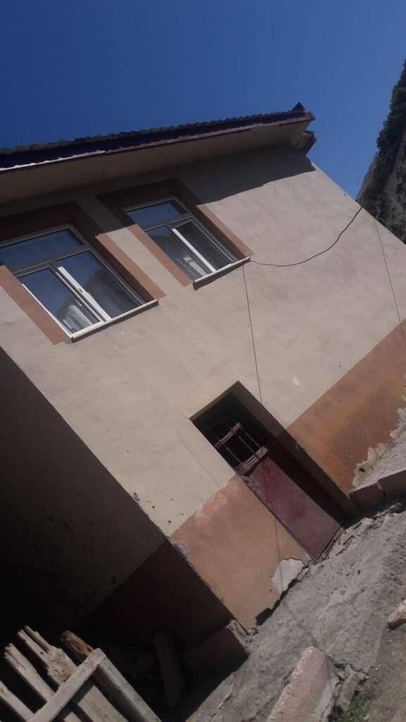 Elazığ’daki depremde bazı binalarda çatlaklar oluştu