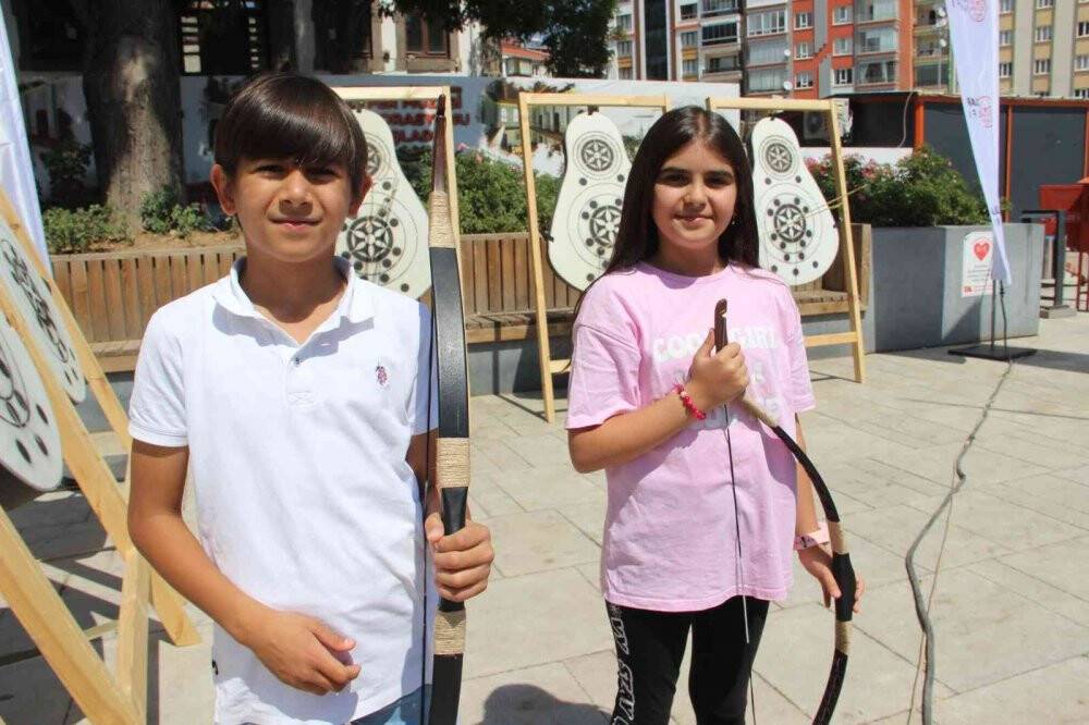 Minik okçular ata sporunu yaşatıyor