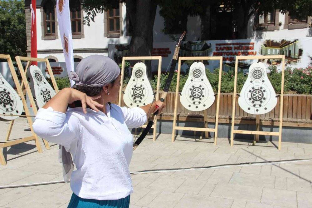Minik okçular ata sporunu yaşatıyor