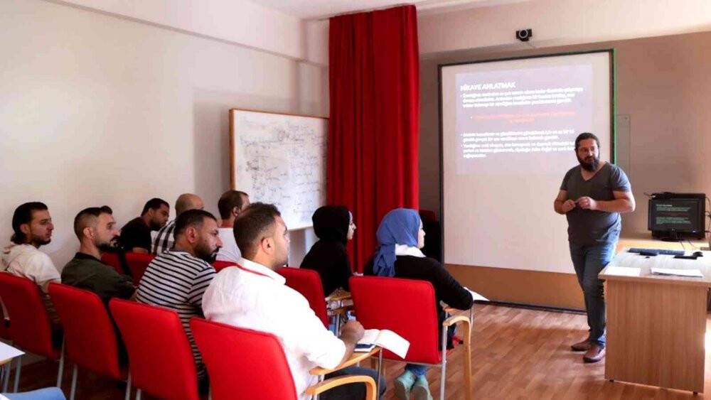 SÜ İletişim Fakültesi akademisyenleri Azez’deki gazetelere eğitim verdi