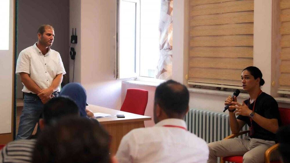 SÜ İletişim Fakültesi akademisyenleri Azez’deki gazetelere eğitim verdi