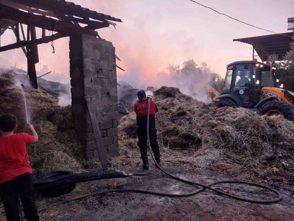 3 ton samanın bulunduğu damda yangın çıktı