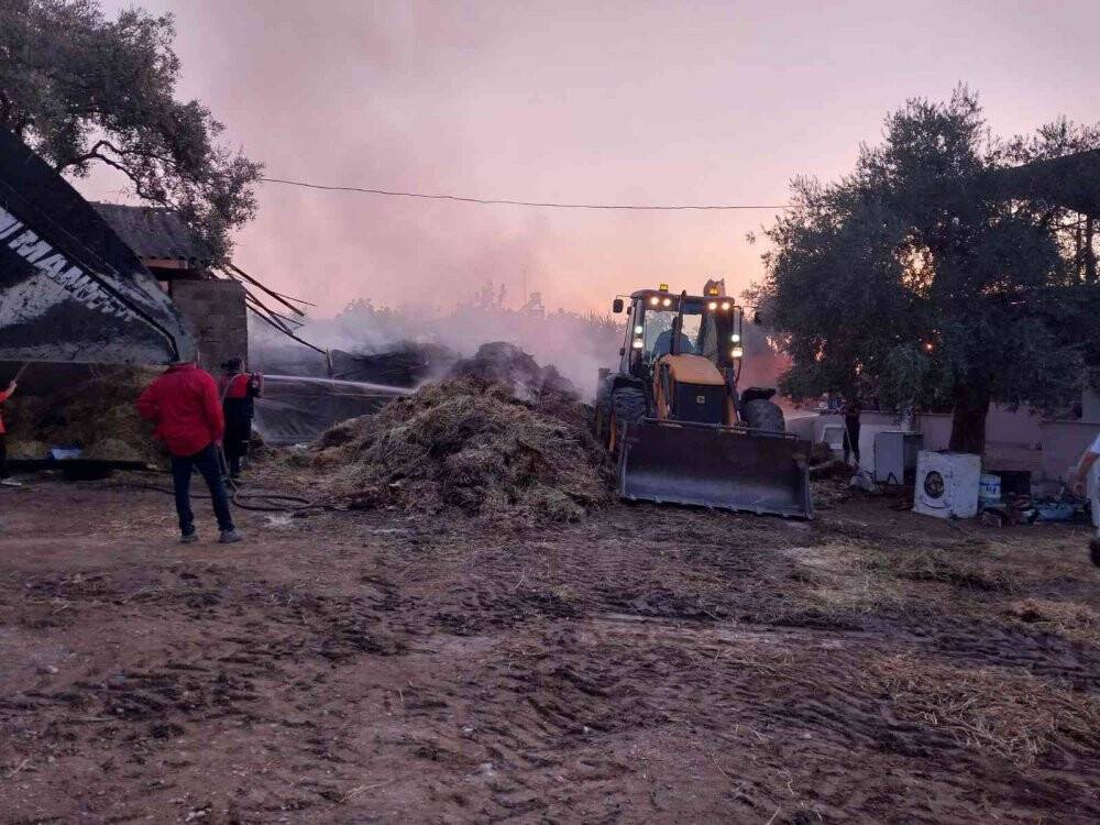 3 ton samanın bulunduğu damda yangın çıktı