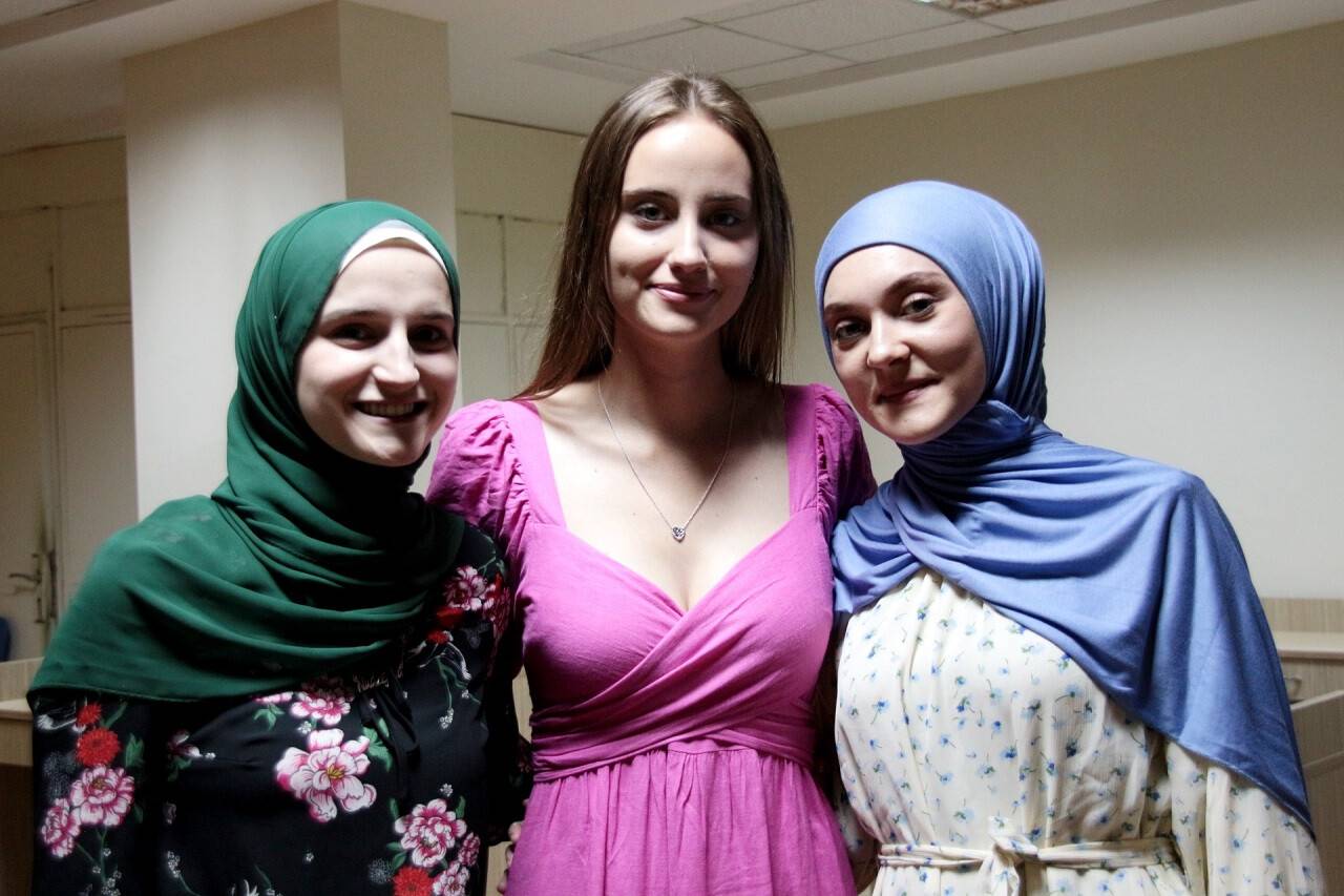 aa-20220818-28675426-28675425-biri-ablasindan-digeri-dinledigi-sarkidan-etkilenen-bosnali-genc-kizlar-turkce-ogrendi.jpg