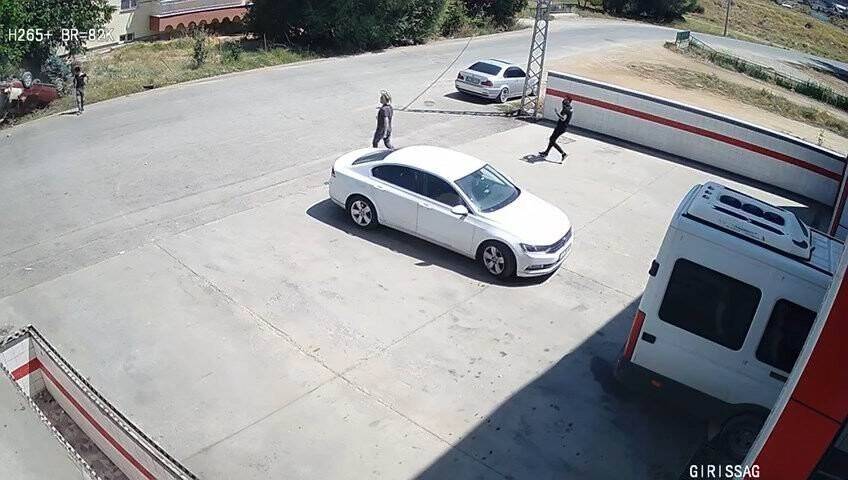 Hızlı girdiği virajda kontrolden çıkan otomobilin devrilme anı kamerada