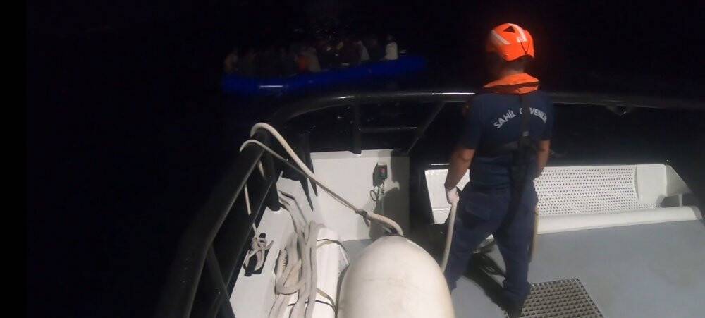 İzmir açıklarında 44 düzensiz göçmen yakalandı, 23’ü kurtarıldı