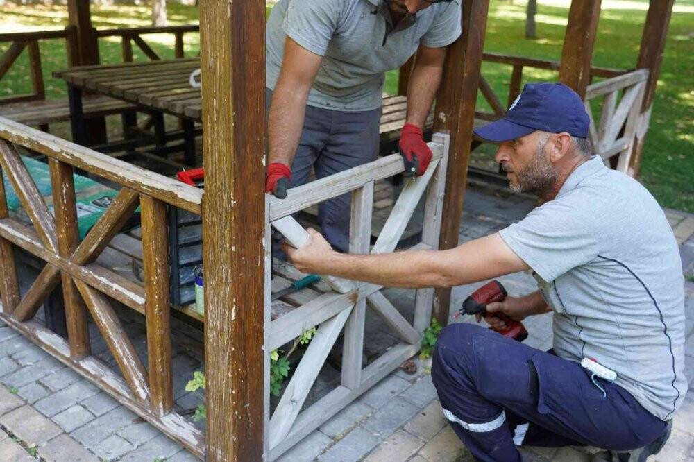 Selçuklu'da parkların rutin bakım ve yenileme çalışmaları sürüyor