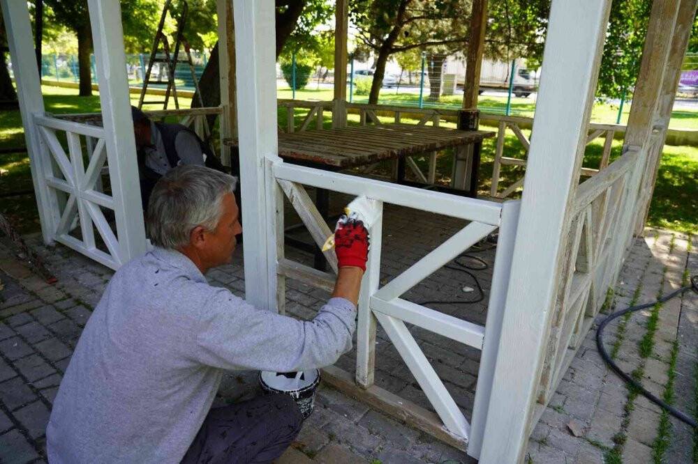 Selçuklu'da parkların rutin bakım ve yenileme çalışmaları sürüyor