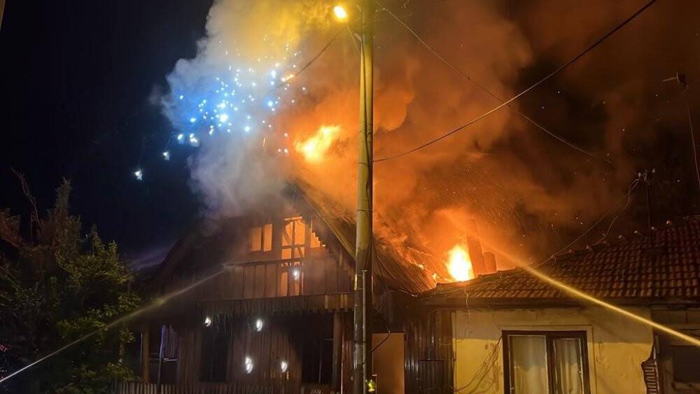 2 katlı ahşap ev alev alev yandı