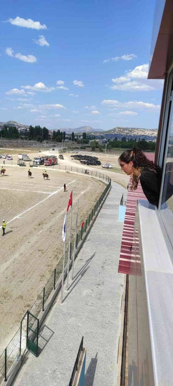 Cirit sahalarının kadın hakemi erkeklere taş çıkarıyor
