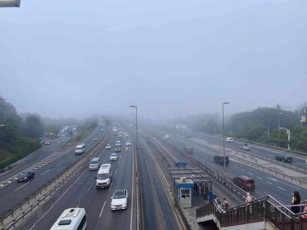 İstanbul’da sis etkili oldu: Haliç Köprüsü sisten kayboldu