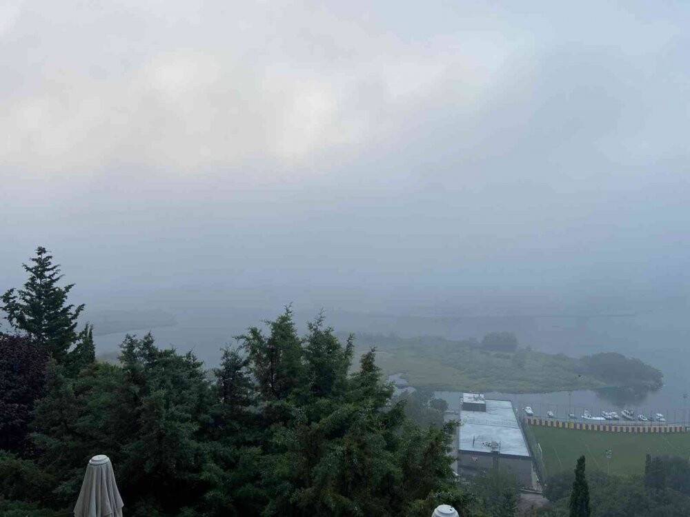 İstanbul’da sis etkili oldu: Haliç Köprüsü sisten kayboldu