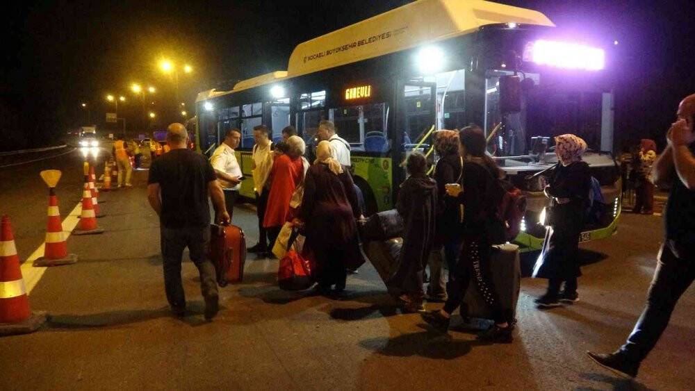 TEM’de tır, kamyon ve yolcu otobüsü kazaya karıştı: 8 yaralı