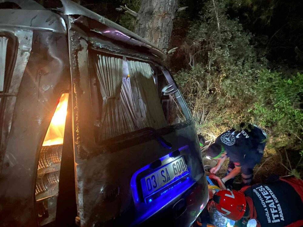 Ticari araç 20 metrelik uçuruma uçtu: 2 Yaralı