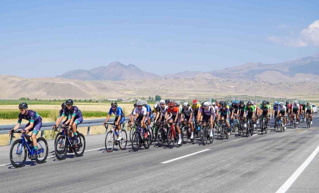 Usta bisikletçiler pedalları Develi’den Yahyalı’ya çevirdi