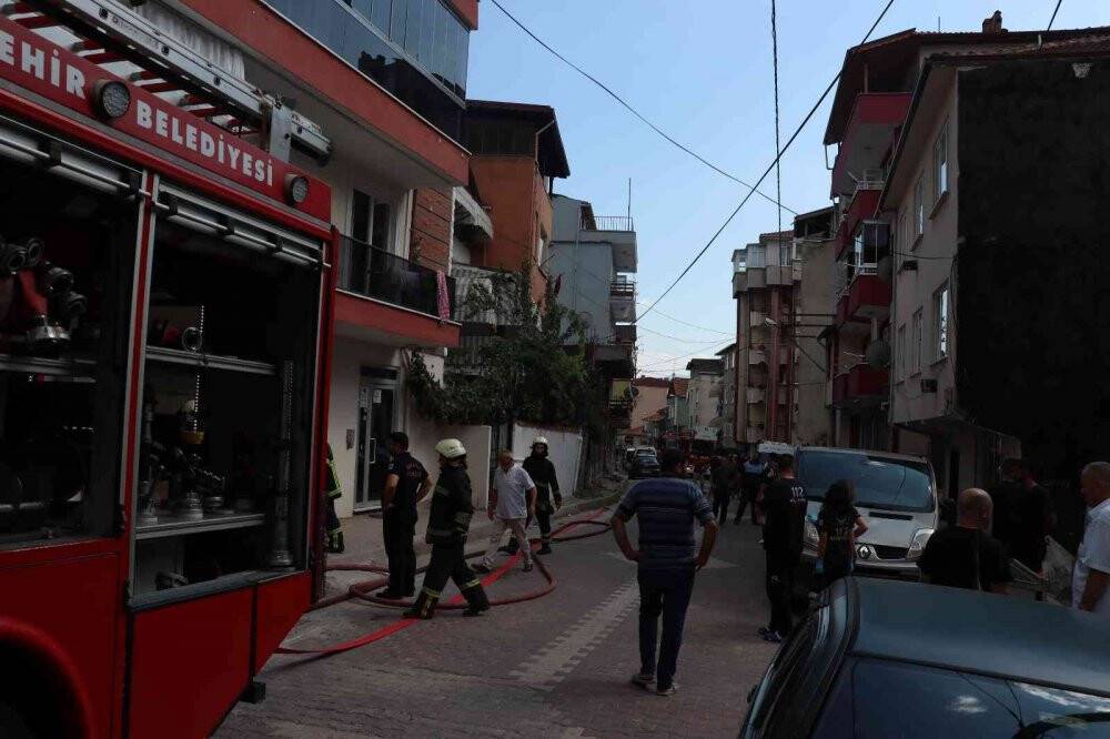 İtfaiye ekibi dumanların arasına dalıp kurtardı, mutluluğun fotoğrafı