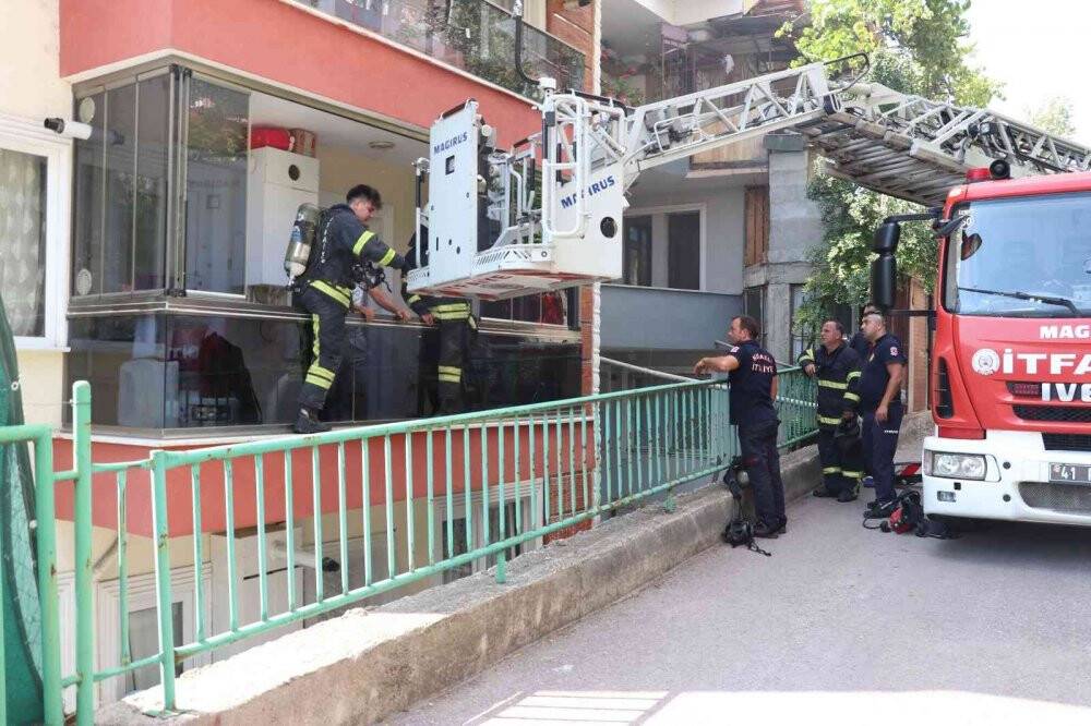 İtfaiye ekibi dumanların arasına dalıp kurtardı, mutluluğun fotoğrafı