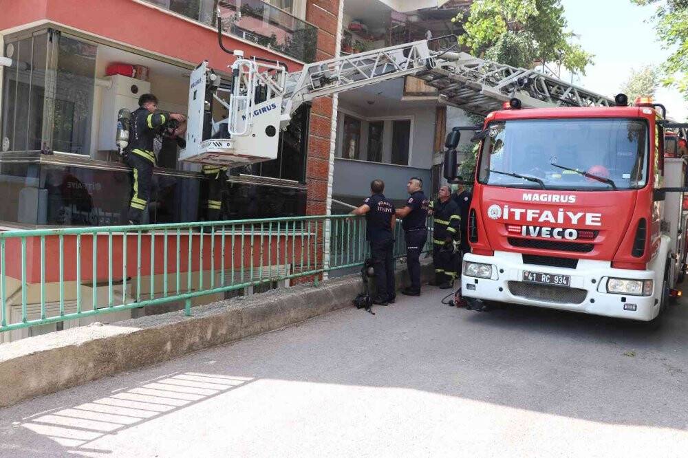 İtfaiye ekibi dumanların arasına dalıp kurtardı, mutluluğun fotoğrafı
