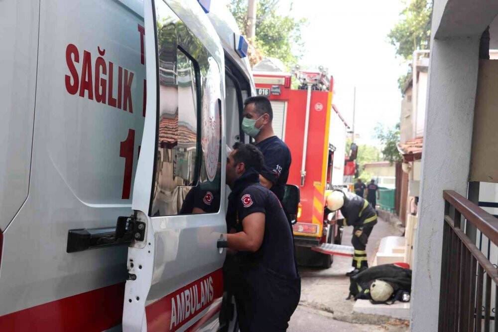 İtfaiye ekibi dumanların arasına dalıp kurtardı, mutluluğun fotoğrafı