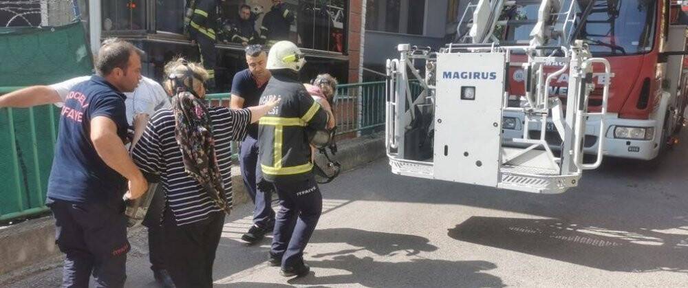 İtfaiye ekibi dumanların arasına dalıp kurtardı, mutluluğun fotoğrafı