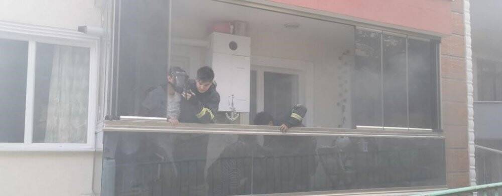 İtfaiye ekibi dumanların arasına dalıp kurtardı, mutluluğun fotoğrafı