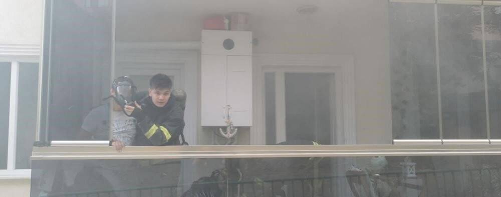 İtfaiye ekibi dumanların arasına dalıp kurtardı, mutluluğun fotoğrafı